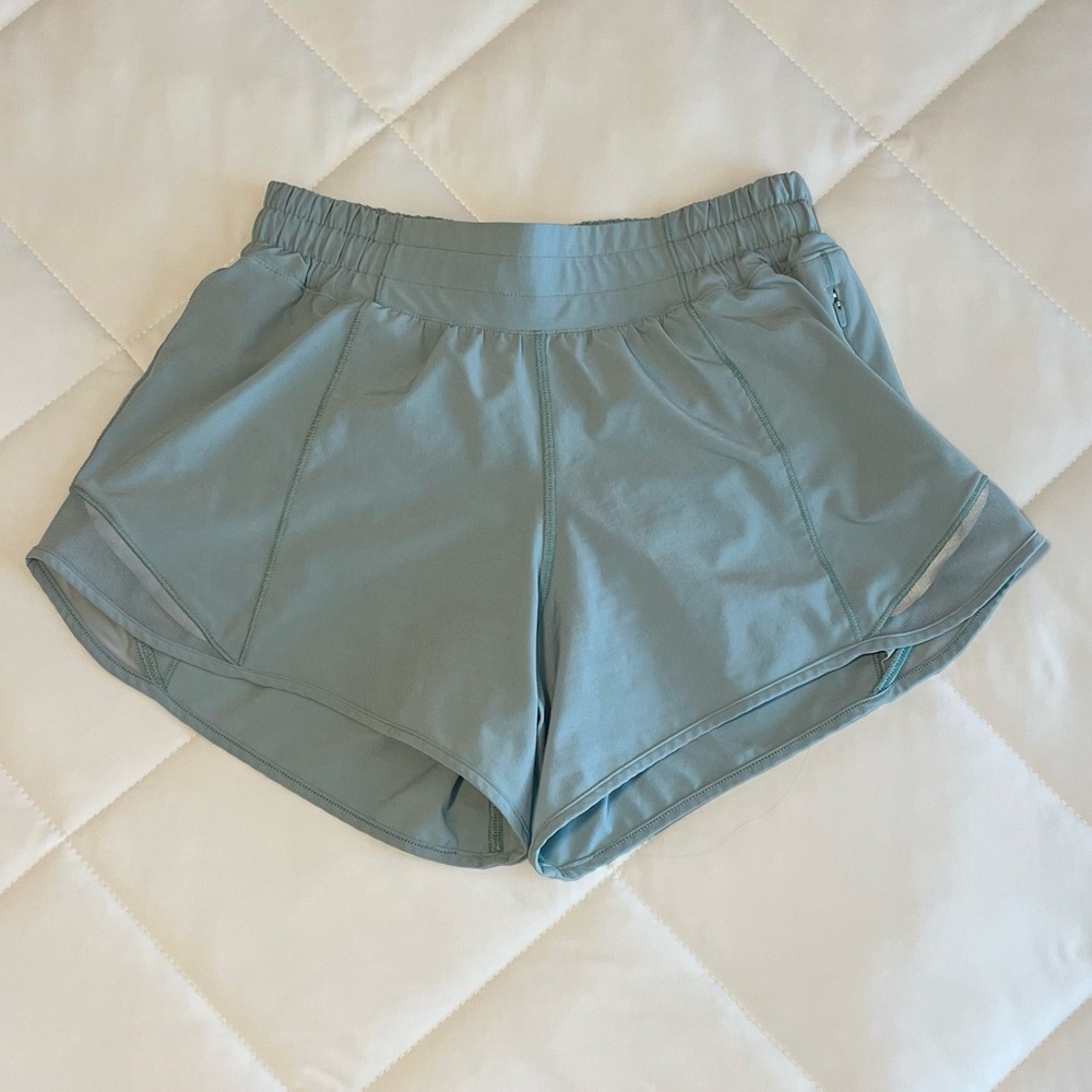 Lululemon hotty hot low rise 4" shorts
